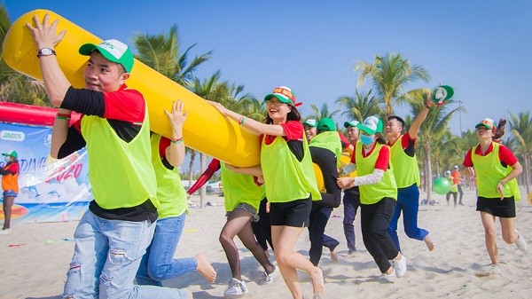 Kết hợp Team Building và Gala Dinner trong chuyến du lịch công ty: Nên hay Không?